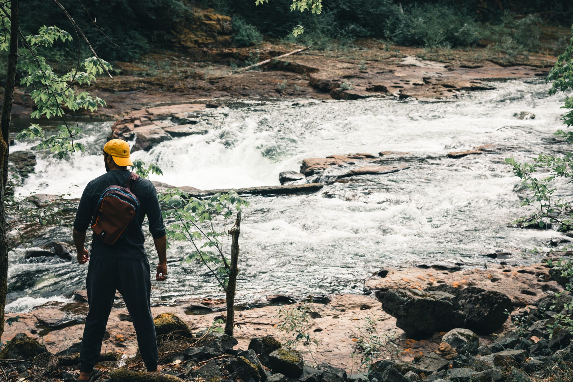 Viajante contemplando cachoeira em reserva ecológica brasileira