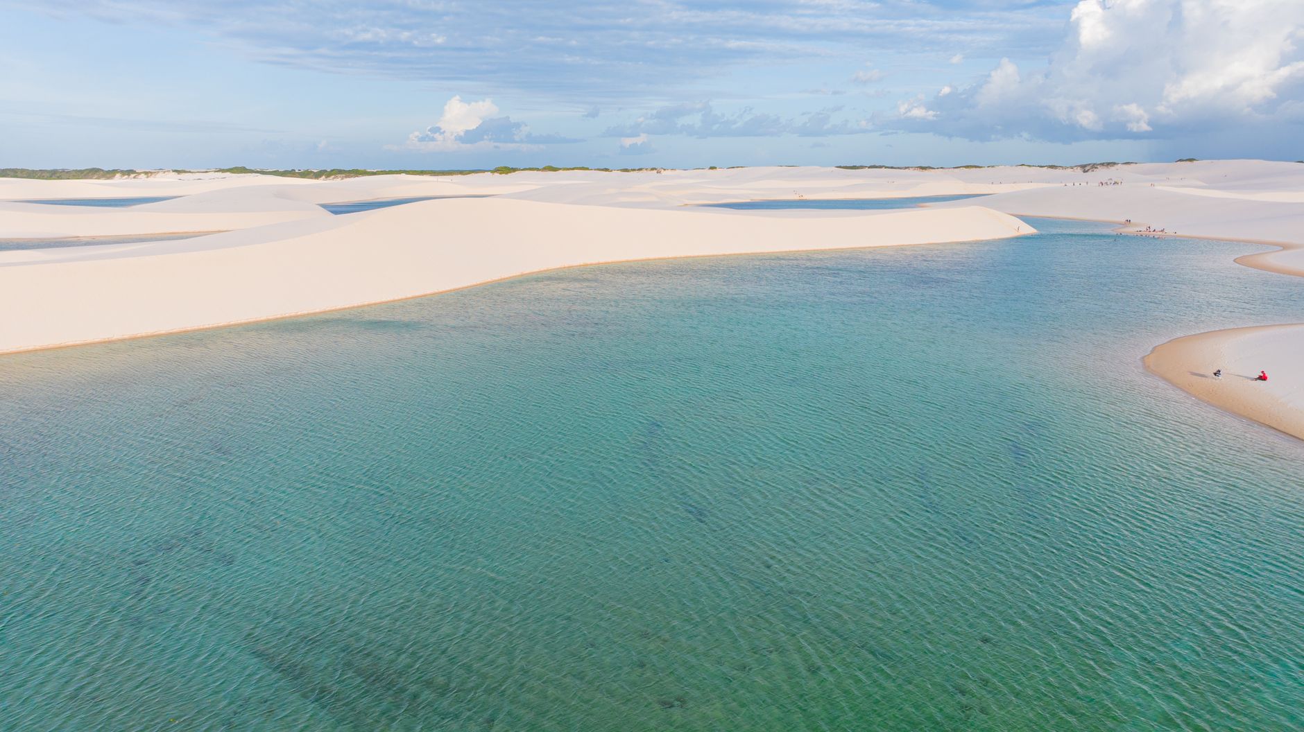 Lençóis Maranhenses com dunas de areia branca e lagoas azuis cristalinas