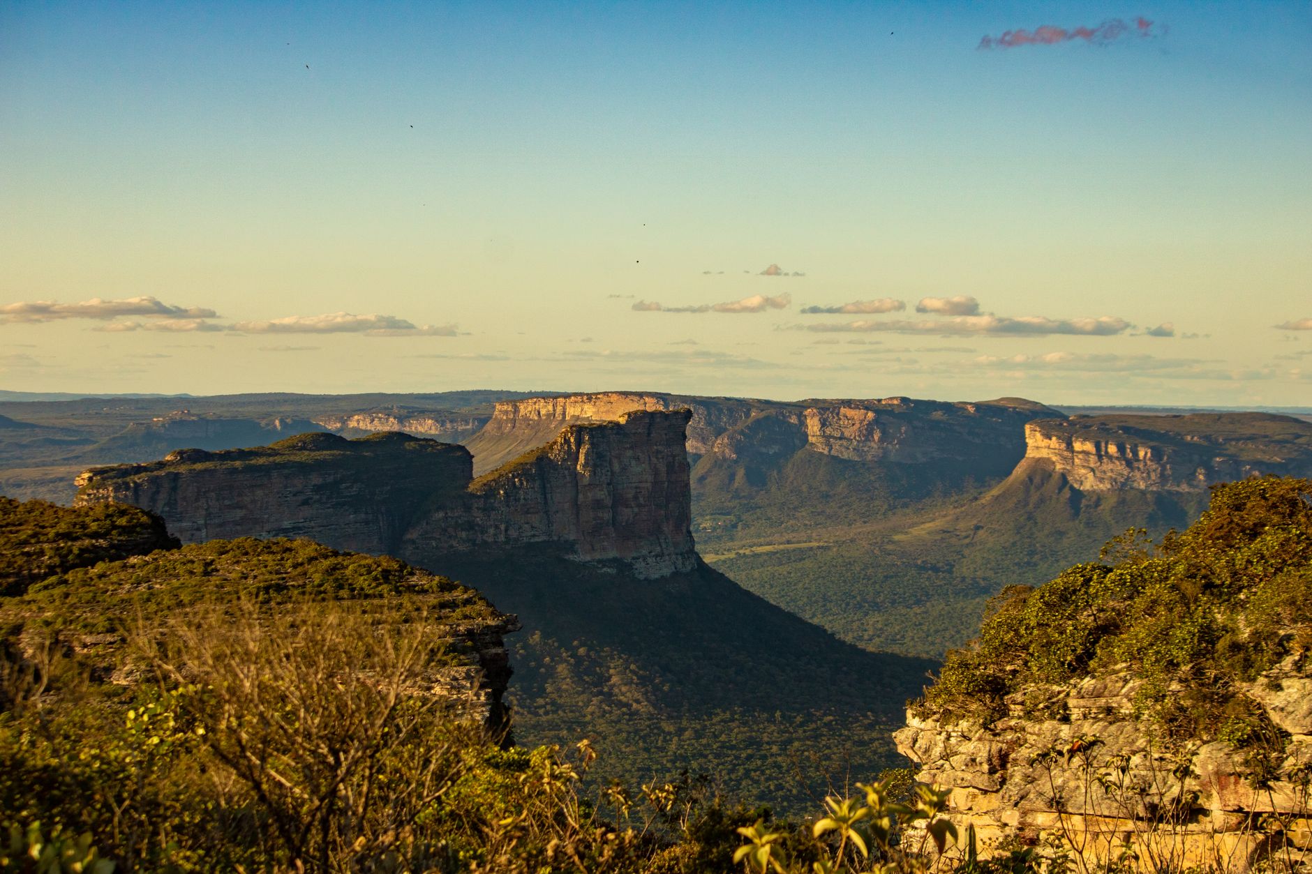 Vista panorâmica da Chapada Diamantina com vales e cânions verdes