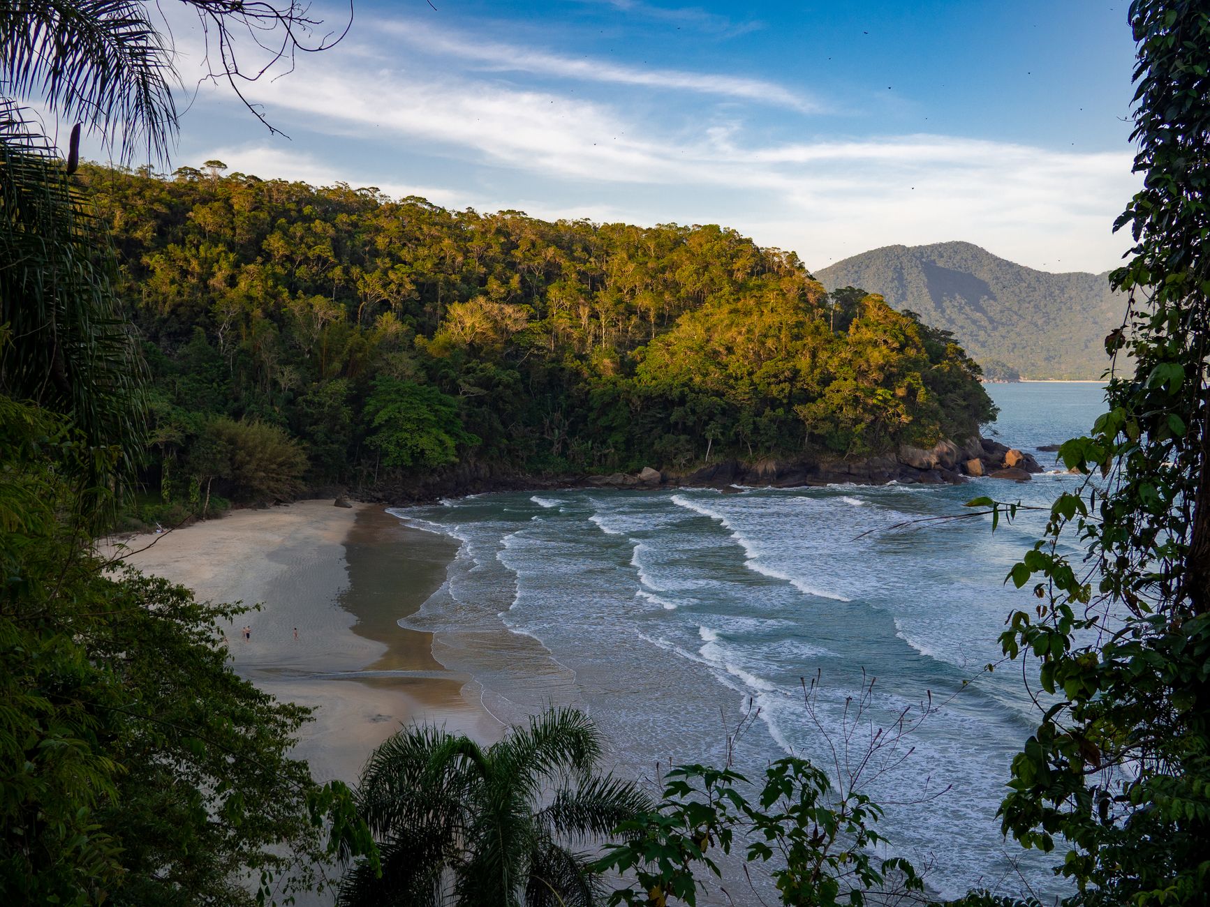 Paisagem exuberante do Brasil com praias e montanhas tropicais