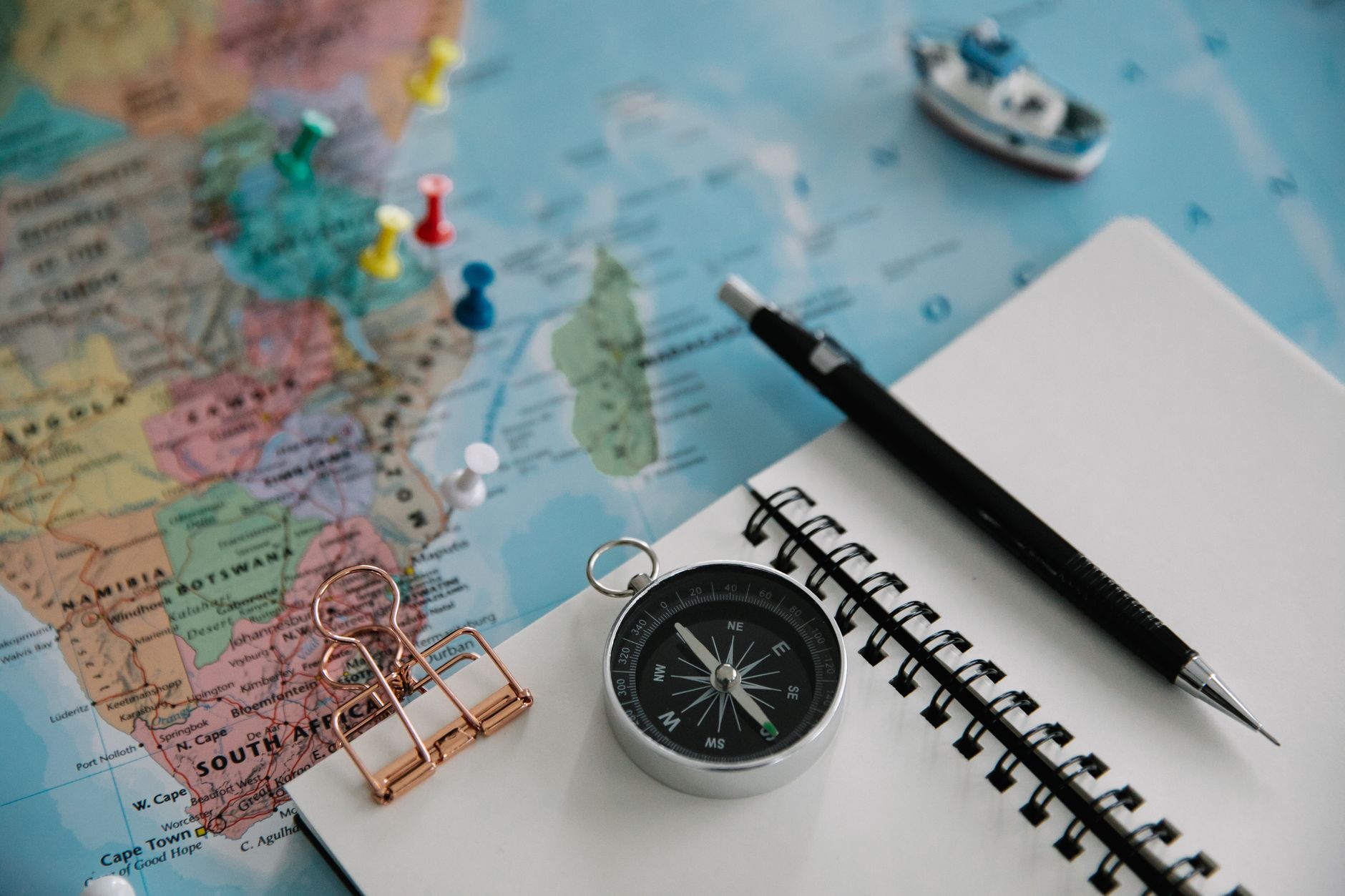 Planejamento de viagem com mapa e bússola